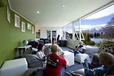 Bumbles backpackers queenstown Queenstown is a popular choice for backpackers and there are numerous centrally located hostels, where the budget conscious can stay and socialise with like-minded travellers