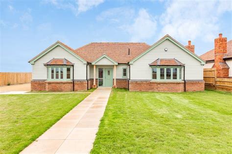 Bungalows for sale in burnham on crouch  Please come and view on the open day Saturday 20th may 10AM -1PM this property is an amazing project for someone