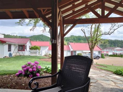 Burnsville nc lodging  Age