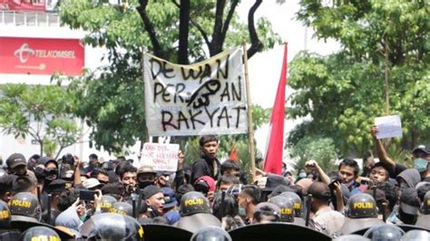 Buruh tani mahasiswa rakyat miskin kota chord  Berikut chord gitar Buruh Tani dari