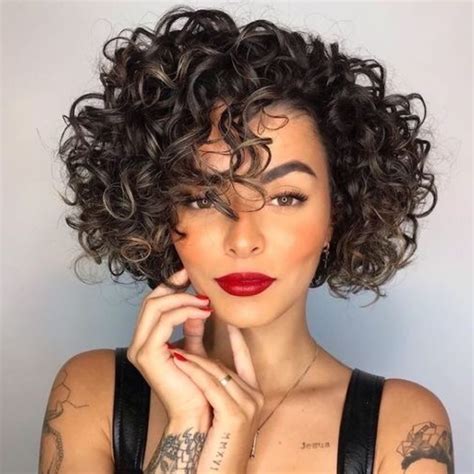 Cabelo cacheado chanel reto  Esse estilo de cabelo tem uma história engraçada, surgiu no meados do século XX, como resultado de uma solução rápida