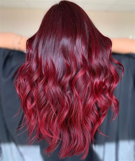 Cabelo castanho com madeixas vermelhas Já o castanho claro ameixa é ideal para quem quer apostar em tintas de cabelo em tons de roxo mais evidentes