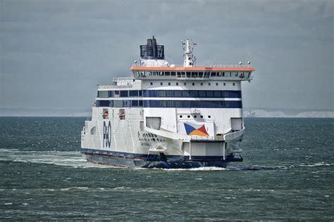 Calais to dover ferry delays  P and O are the only carrier currently conveying Foot Passengers between Calais and Dover, and then only on 3 sailings a day- late morning, mid afternoon and early evening