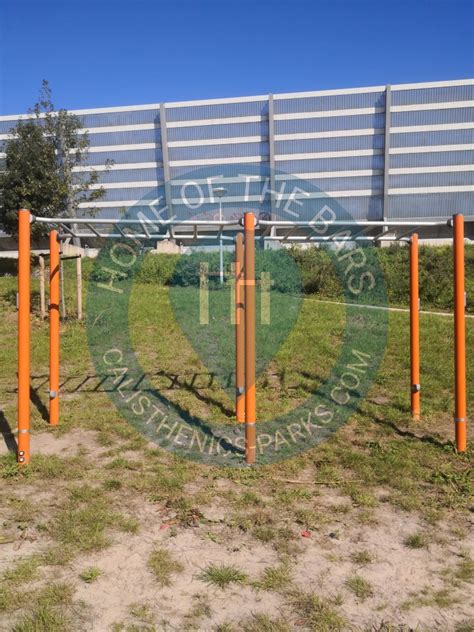 Calisthenics parks amsterdam  Dieses Outdoor-Fitnessstudio verfügt über Klimmzugstangen, Parallelbarren für Dips, Bauchtrainer, Sprossenwand, Reckstangen und niedrige Stangen (Low Bars) für Liegestütze