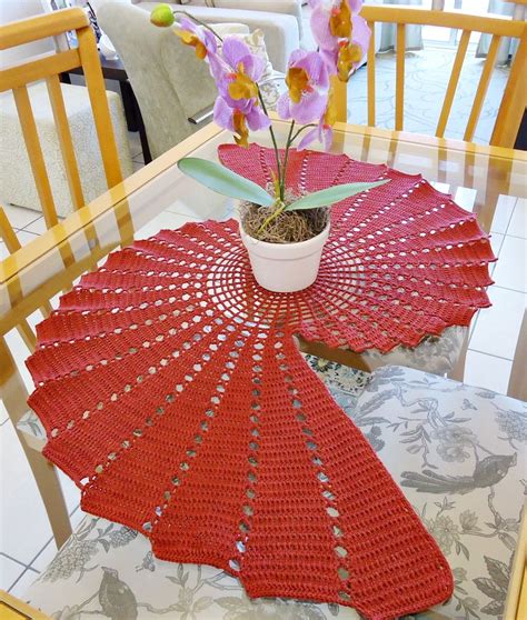 Caminho de mesa espiral com flores 