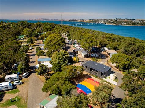 Caravan parks on phillip island  Located two kilometres from the town centre's main shops and restaurants, 100 metres from a safe swimming beach and a 10-minute drive from the Penguin Parade