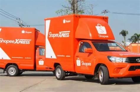 Cargo shopee diantar sampai rumah Komplain ke CS shopee ya begitu kalo masih dalam estimasi disuruh menunggu