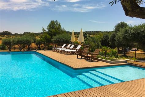 Casas de férias com piscina privada  El spa Villeta Casa de Campo caracoli se encuentra en Villeta y ofrece balcón con vistas al jardín y a la ciudad, piscina al aire libre abierta todo el año, instalaciones de spa y paquetes