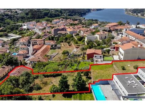 Casas para alugar em avintes até 350 euros  O apartamento é um R/ chão constituído por: 3 quartos Hall 1 Sala Cozinha 1 Wc Logradouro com 13,5 m2 Vista para jardim