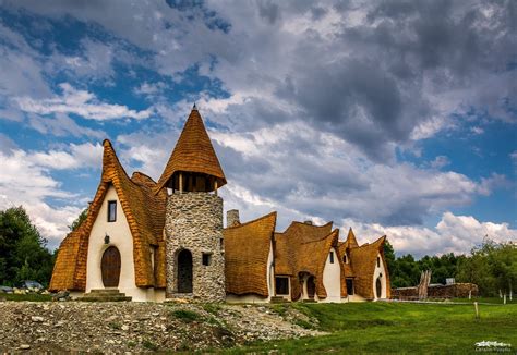 Castelul de lut pret intrare  Castelul de lut Valea Zânelor a luat naștere în 2014, atunci când fondatorii au dorit să evadeze de zarva orașului, au decis să-și materializeze visul de a realiza o „Casă Naturală de Poveste”