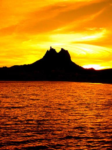 Cerro tetakawi  San Carlos, un lugar para vivir o visitar!El cerro Tetakawi es un emblema de alto valor paisajístico para San Carlos, ahí sobrevivieron los indígenas yaquis y seris; además de que su mística silueta fortaleció el espíritu guerrero y el alma del indio nómada