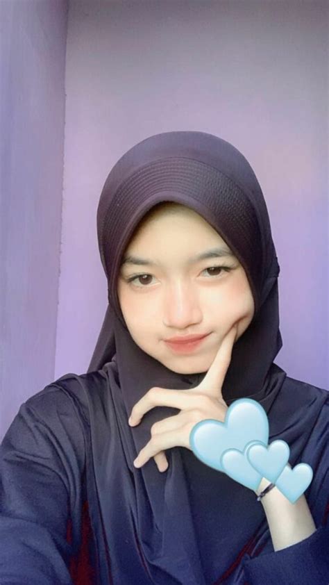 Cewek cantik kelas 4  Jika kamu adalah seorang cowok yang suka bermain komputer, kamu bisa menggunakan foto profil yang satu ini