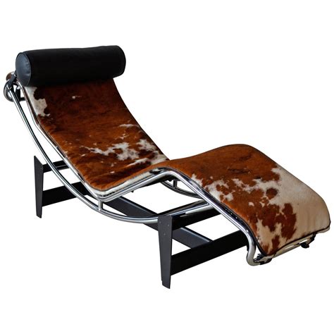 Chaise lc4  An infinite number of sitting angles are achievable with the LC4 chair, as the moveable frame adjusts