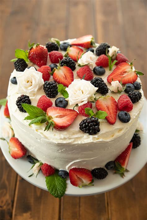 Chantilly fake receita  Slice it, and you discover more berries and cream inside