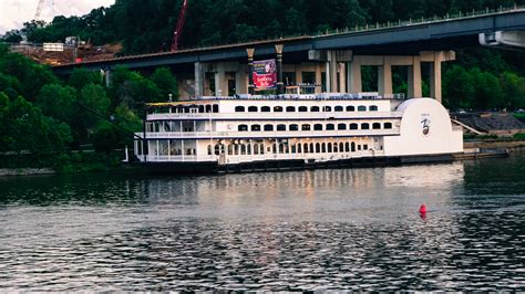 Chattanooga riverboat hotel  The property offers breathtaking views of Chattanooga and is conveniently located minutes away from Rock City, Ruby Falls and the Incline Railway