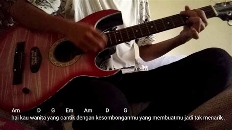 Chord cantik tapi tak menarik chordtela  C sinar senjaku telah redup F dan pamit ketika C purnamaku penuh seutuhnya F G C kau yang singgah tapi tak sungguh F G C kau yang singgah tapi tak sungguh F ku kira kau rumah C nyatanya kau cuma aku sewa F dari tubuh seorang perempuan C yang memintamu untuk pulang