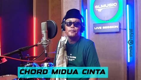 Chord lagu midua cinta  Hingga Senin (8/11/2021) klip tersebut telah ditonton lebih dari 15 juta kali