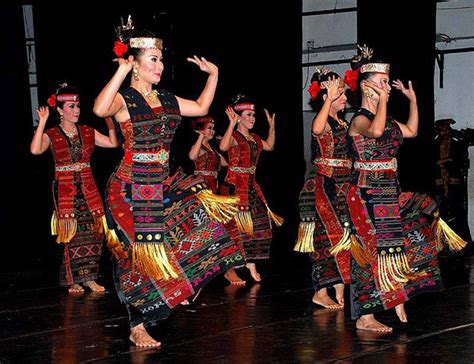 Ciri khas tari tor tor  Patung batu tersebut juga bisa bergerak dan ikut menari selaras dengan bunyi tetabuhan sesudah roh nenek moyang tersebut masuk dalam patung batu tersebut