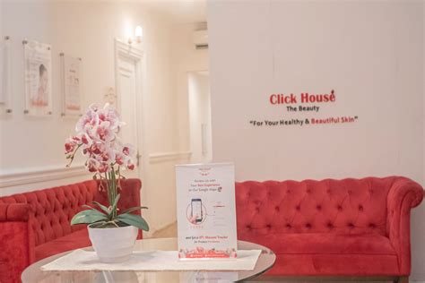 Click house rawamangun 17 - Para peserta terlihat membawa bingkisan setelah mengunjungi Pameran Buku dan Majalah Kanada, Guest House