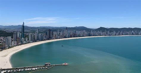 Clima balneario camburiu  Nos meses de inverno, o tempo é frio e afasta os turistas que vão em busca de praias