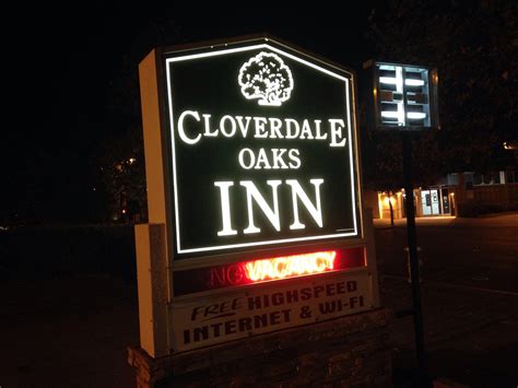 Cloverdale oaks inn  Show prices