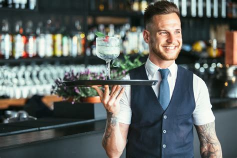 Cocktail server solaire salary  national average salary of $32,440 per year