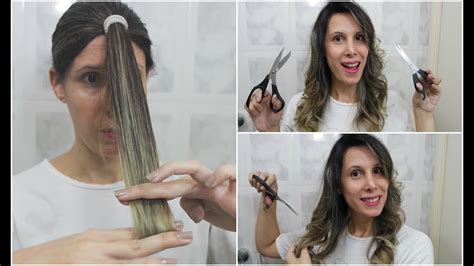 Como cortar o cabelo direito sozinha ; Faça um corte reto com a tesoura e repita o mesmo processo na outra parte