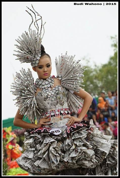 Contoh baju fashion show dari barang bekas  Ada banyak sekali pilihan baju karnaval yang sesuai dengan bentuk badan dan kepribadian