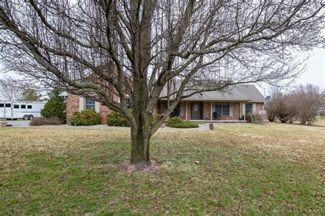 Country road 150 east shelbyville in 46176  Check out this spacious country home offering 3 bedrooms,