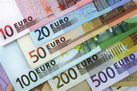 Curs valutar zlot leu  Cursul euro/leu rămâne aproape de nivelul anunţat ieri de BNR când moneda europeană s-a apropiat de maximul istoric în faţa leului