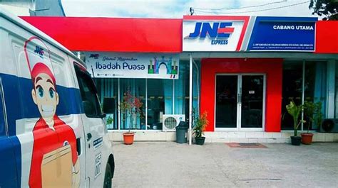 Customer service jne  Cara lainnya setelah melakukan cek resi pada barang paket Anda adalah dengan menghubungi bagian layanan dari JNE