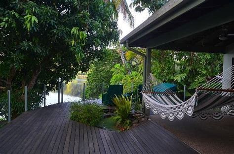 Daintree village bed and breakfast At the bed and breakfast, the units are equipped with a desk