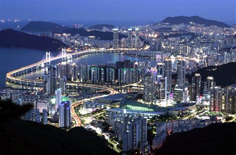 Data busan night  31, the amusement park will be lit up in purple and will have laser and firework shows set to