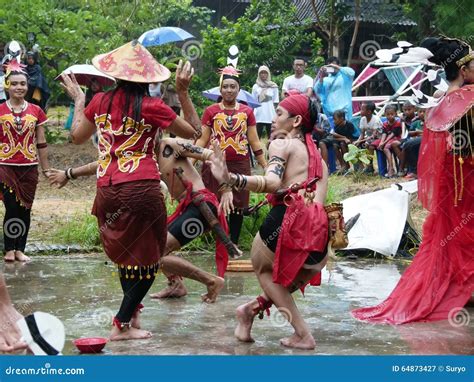 Dayak dance karya achmad gani Sebutkan judul LUKISAN karya seni rupa karya Achmad Gani pada link berikut