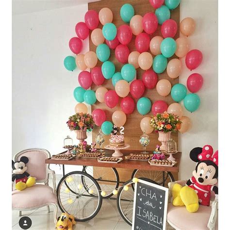Decoracao com baloes facil de fazer  Combinando as cores dos balões com a temática da festa