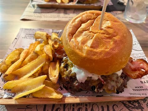 Delicious burger streed food onda menú  Banta is a famous drink of New Delhi, but you can find this liquid street food in various other cities too