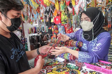 Dikukut kalimahna  Keunikan pakaian adat Kalimantan Barat ini adalah terbuat dari kulit tanaman bernama ampuro atau kayu kapur