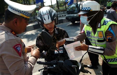 Ditilang polisi togel KOMPAS