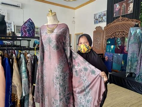 Diyang kinjut sasirangan foto  Sasirangan merupakan kain batik khas suku Banjar yang berada di Kalimantan Selatan
