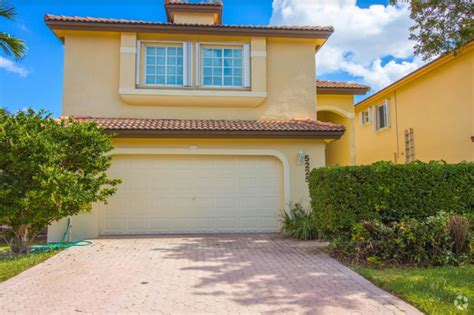 Doral fl houses for rent  kitchen & access to a patio, fenced backyard! Doral Townhome for Rent