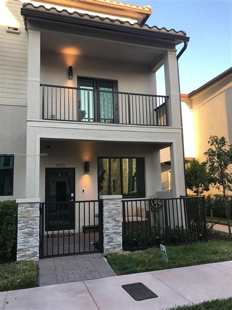 Doral townhomes for rent  9735 NW 52nd St Unit 315