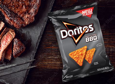 Doritos enflammé  The calories in a Doritos chip are split almost exactly 50/50 between carbs and fat (each bag contains 3 cobs of corn)