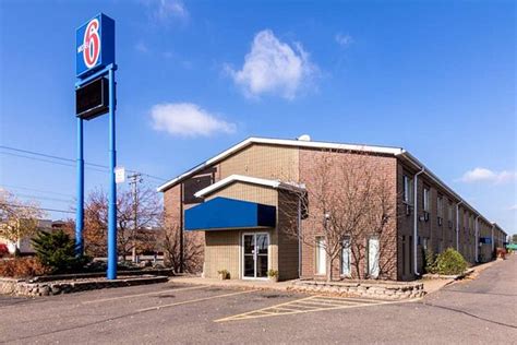 Eau claire motel 6  Both dogs and