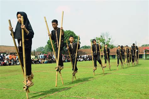 Egrang minongko dolanan tradisional kang gawe soko dolanan tradisional agar tidak punah karena dolanan tradisional merupakan warisan tradisi dan budaya Indonesia yang merupakan salah satu identitas dari bangsa