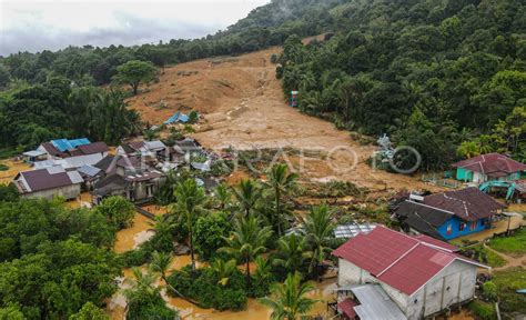 Erek erek bencana alam longsor Walhi menilai tingginya angka kejadian bencana di Pulau Jawa bukan hanya disebabkan faktor alam, melainkan