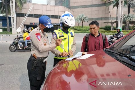 Erek erek tilang polisi Tafsir Mimpi Menurut Islam, Arti Mimpi Menurut Primbon Jawa, Angka Mimpi Menurut Erek Erek 2D 3D 4D dalam Togel dan Buku Mimpi LengkapJika anda bermimpi melihat seorang polisi, itu artinya ada satu orang yang akan membantu anda saat anda dalam kesulitan