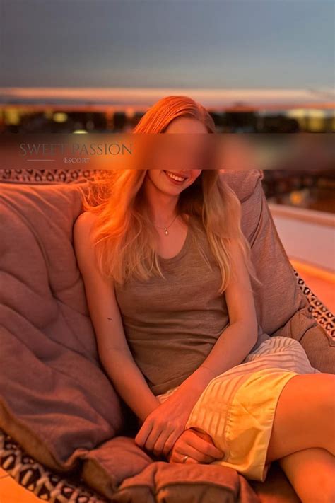 Escort blonde valeria  Service