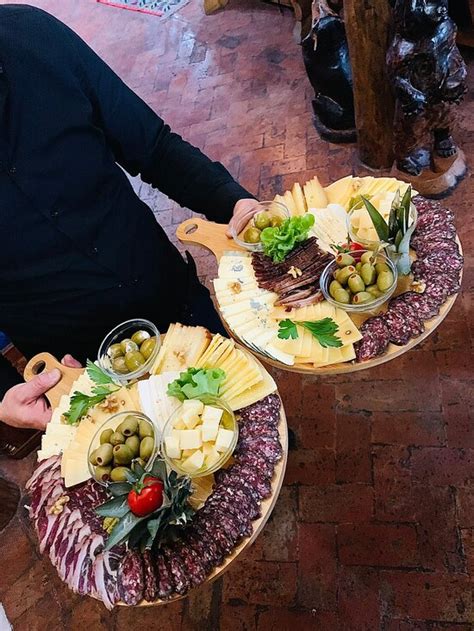 Etno restoran bardak  Etno avlija Mačkovac se nalazi na poznatom izletištu Zlača, na području općine Banovići