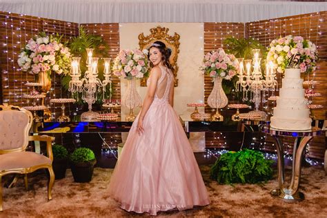 Festa de quinze anos rosa e dourado simples  Dicas de Decoração de Festa Princesa