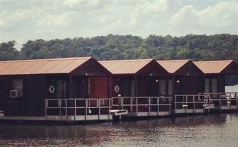 Floating cabins on lake guntersville 4 mi (0